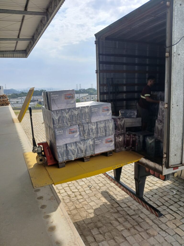 caminhão estacionado na doca carregando mercadoria